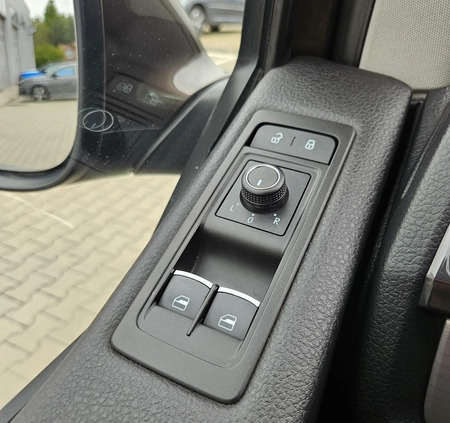 Volkswagen Multivan cena 138000 przebieg: 147000, rok produkcji 2016 z Debrzno małe 742